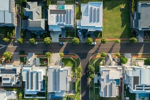 Investment banks are assessing opportunities for capital deployment in renewable energy technology as the world shifts away from gas and oil. Alex Stein from Nomura Greentech proposes an integrated solution to decarbonise energy in the home and to incentivise customers to manage costs, consumption, and carbon footprint. 